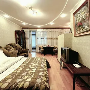 с большой верандой на белецкого возле Isida, шалимова, Cozy Flat On Beletskogo Street Киев